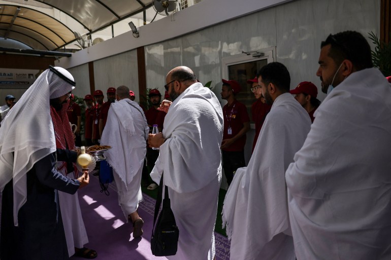 بالصور.. الحجاج في طريقهم إلى منى لقضاء يوم التروية بالصور.. الحجاج في طريقهم إلى منى لقضاء يوم التروية