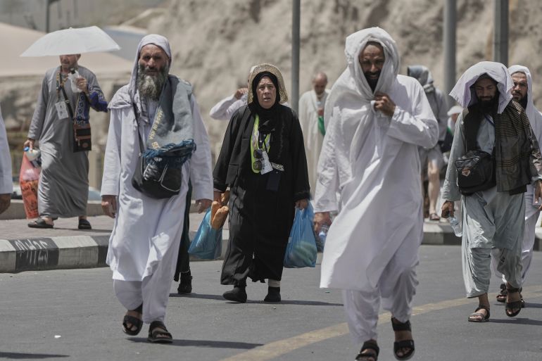 بالصور.. الحجاج في طريقهم إلى منى لقضاء يوم التروية بالصور.. الحجاج في طريقهم إلى منى لقضاء يوم التروية