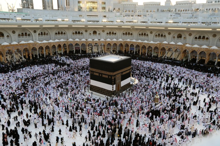 الحجاج يبدؤون رمي الجمرات في أول أيام عيد الأضحى الحجاج يبدؤون رمي الجمرات في أول أيام عيد الأضحى