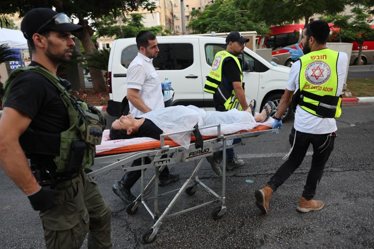 بالصور.. قصف إيران يدمر بات يام وفرق الإنقاذ تبحث عن ناجين بالصور.. قصف إيران يدمر بات يام وفرق الإنقاذ تبحث عن ناجين