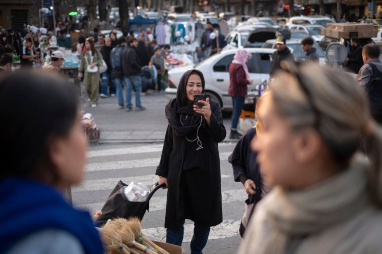 طهران تحت النار: كيف تحولت المساحات الرقمية إلى ملاجئ لشباب إيران طهران تحت النار: كيف تحولت المساحات الرقمية إلى ملاجئ لشباب إيران