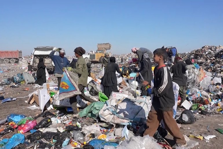 النباشون.. رحلة يومية بين النفايات بحثا عن الأمل النباشون.. رحلة يومية بين النفايات بحثا عن الأمل