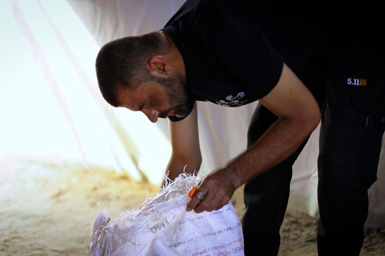 الطحين مفقود والغزيون يلاحقون لقمة العيش تحت النيران الطحين مفقود والغزيون يلاحقون لقمة العيش تحت النيران