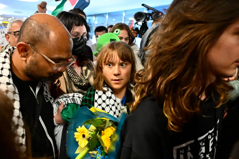 محكمة إسرائيلية تقرر استمرار احتجاز 8 من نشطاء سفينة "مادلين" upload image