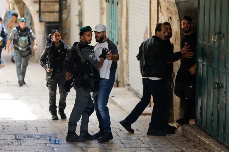 مستوطنون يقتحمون الأقصى والاحتلال يعلن قرية بالخليل منطقة عسكرية upload image