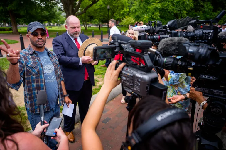 مدانون في اقتحام مبنى الكونغرس عام 2021 يطالبون بتعويضات مالية upload image