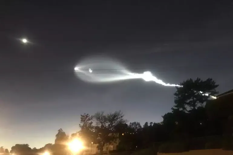 رأس متضخم وذيل رفيع.. ما الذي ظهر في السماء بسبب الصواريخ الإيرانية؟ upload image