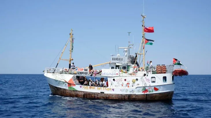 "حنظلة" تواصل إبحارها لكسر الحصار عن غزة ومحاولة لعرقلتها حنظلة كسر الحصار