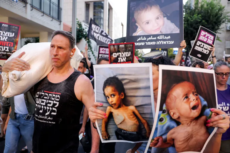 بالصور.. تجويع غزة يشعل غضبا عالميا ووقفة تنديد في تل أبيب تجويع غزة