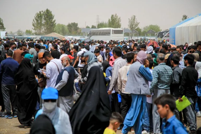 450 ألف لاجئ أفغاني عادوا من إيران خلال شهر 450 ألف لاجئ أفغاني عادوا من إيران خلال شهر