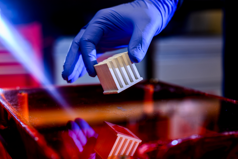 ابتكار بلاستك "ثوري" ينقل الحرارة بكفاءة تفوق الفولاذ وتعزل الكهرباء