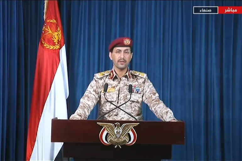 مصابان ومفقودان باستهداف سفينة قرب الحديدة وغرق أخرى بهجوم للحوثيين