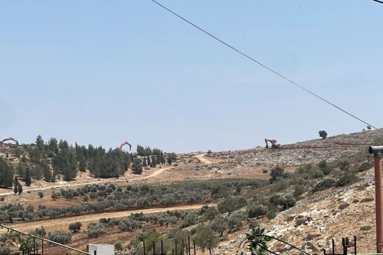 الاحتلال يشق طريقا عسكريا بجنين وهجمات المستوطنين في الضفة مستمرة