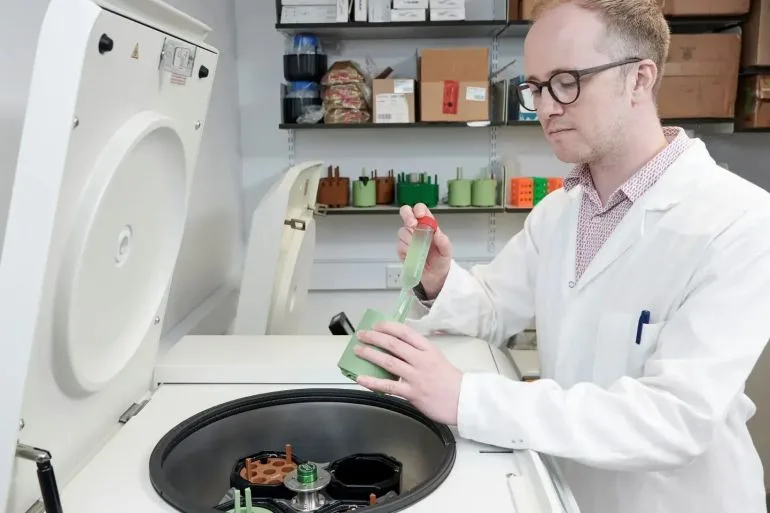 مفاجأة علمية.. تحويل البلاستيك إلى "باراسيتامول" باستخدام بكتيريا حية