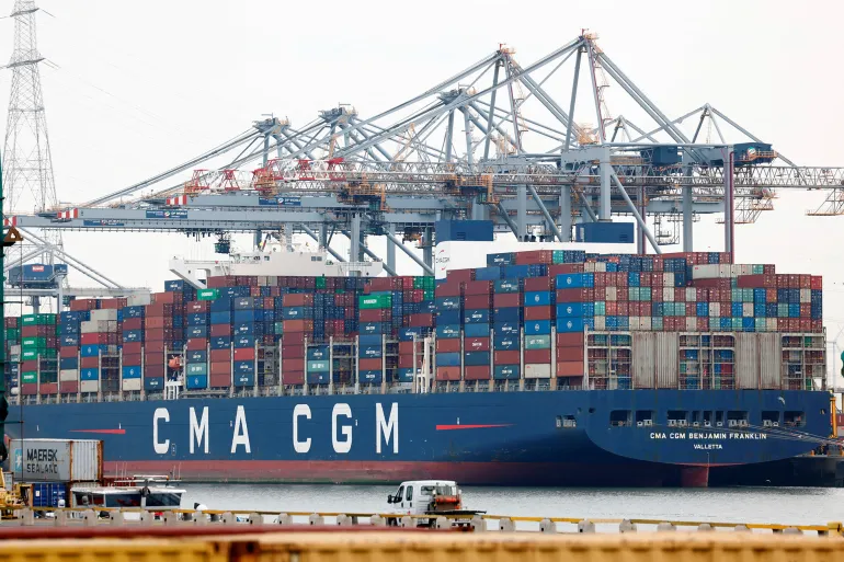 نقل العتاد العسكري لإسرائيل