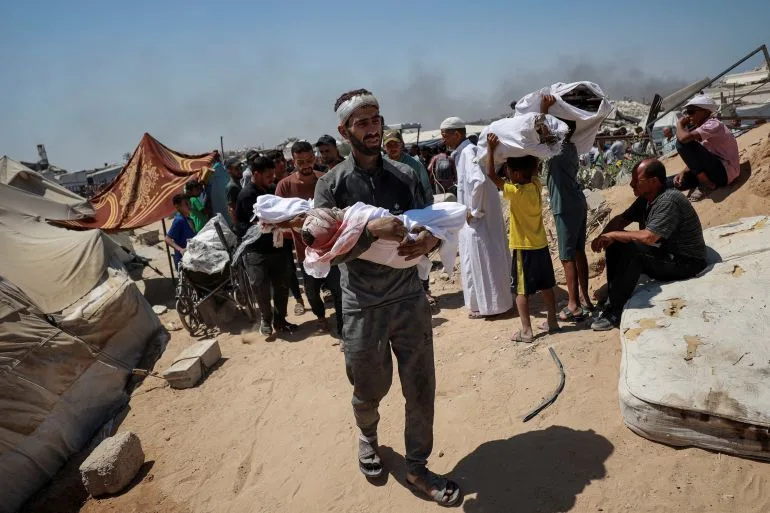 عشرات الشهداء بقصف مناطق إيواء النازحين بغزة والاحتلال ينسف مباني برفح