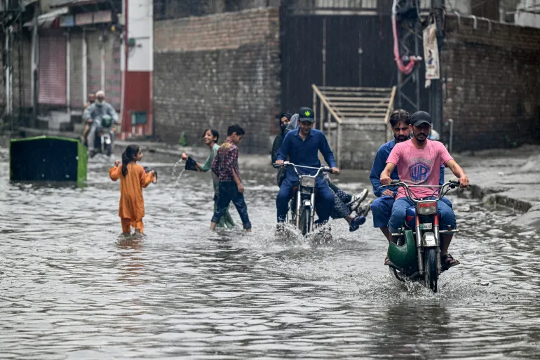 180 قتيلا جراء الفيضانات والأمطار الغزيرة في باكستان قتلى فيضانات باكستان