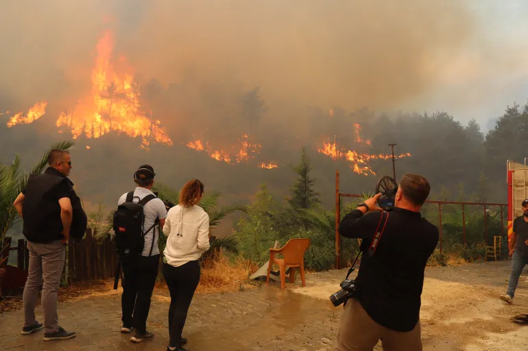 بالصور.. حرائق وفيضانات في العالم تخلف عشرات القتلى upload image