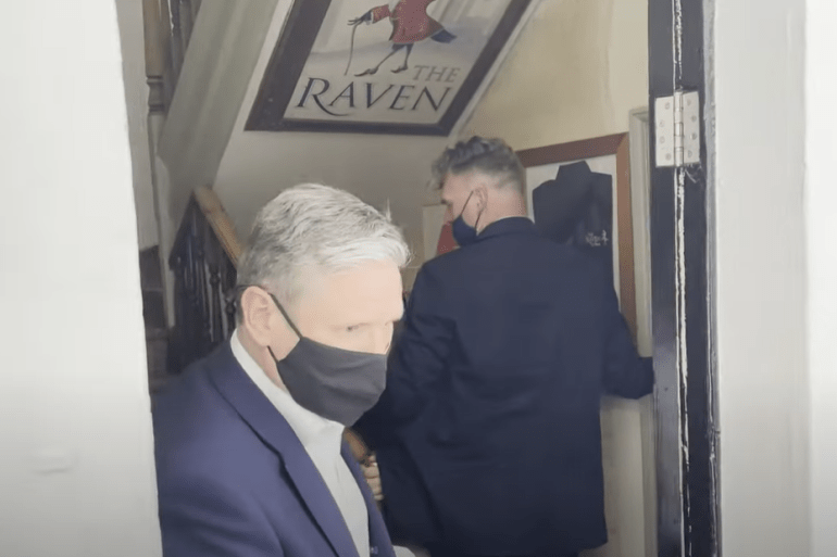 طرد رئيس الوزراء البريطاني