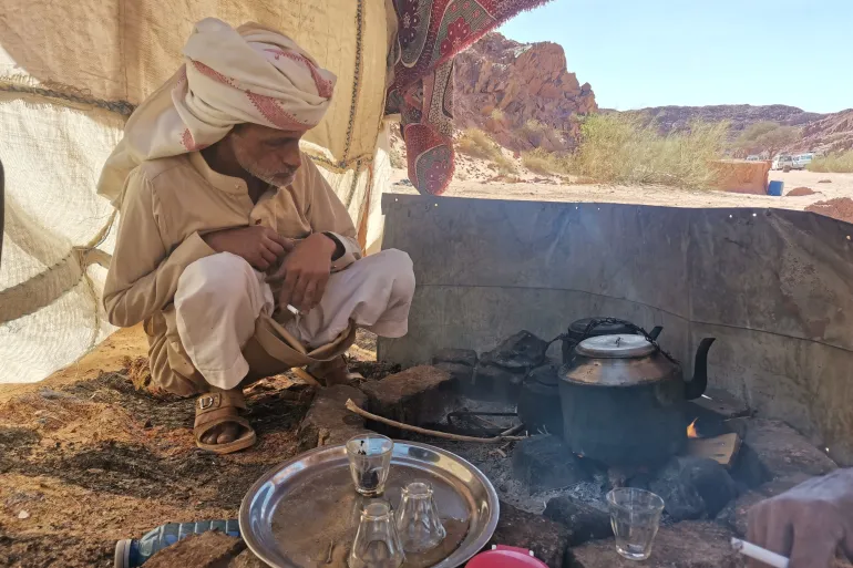 هكذا تفعل الحداثة.. بدو سيناء خارج الخيمة upload image