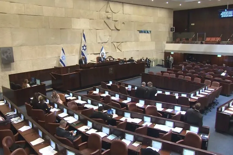 لجنة برلمانية بالكنيست تقر مشروع قانون يمنع توظيف خريجي الجامعات الفلسطينية upload image