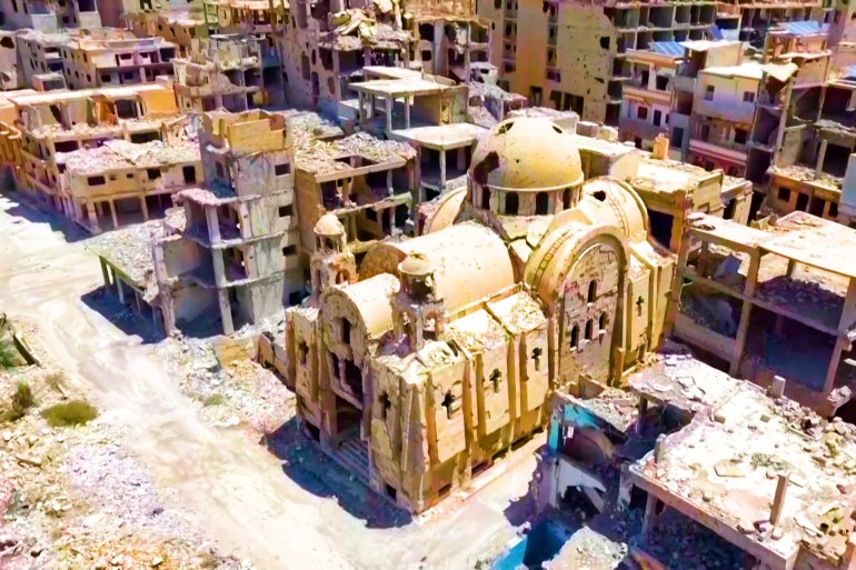آخر 4 بقوا بالمدينة.. جورج قسطنطين يسعى لإعادة الحياة للمجتمع المسيحي بدير الزور آخر 4 بقوا بالمدينة.. جورج قسطنطين يسعى لإعادة الحياة للمجتمع المسيحي بدير الزور