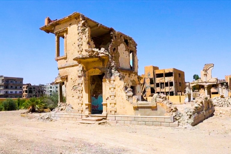 آخر 4 بقوا بالمدينة.. جورج قسطنطين يسعى لإعادة الحياة للمجتمع المسيحي بدير الزور آخر 4 بقوا بالمدينة.. جورج قسطنطين يسعى لإعادة الحياة للمجتمع المسيحي بدير الزور