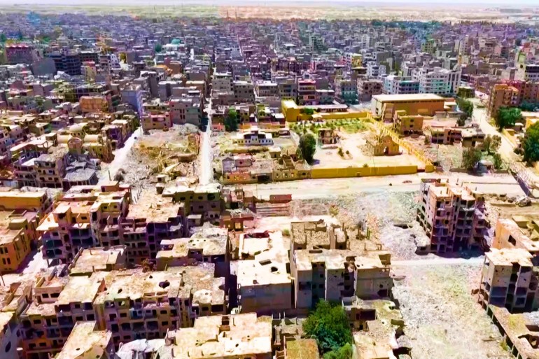 آخر 4 بقوا بالمدينة.. جورج قسطنطين يسعى لإعادة الحياة للمجتمع المسيحي بدير الزور آخر 4 بقوا بالمدينة.. جورج قسطنطين يسعى لإعادة الحياة للمجتمع المسيحي بدير الزور
