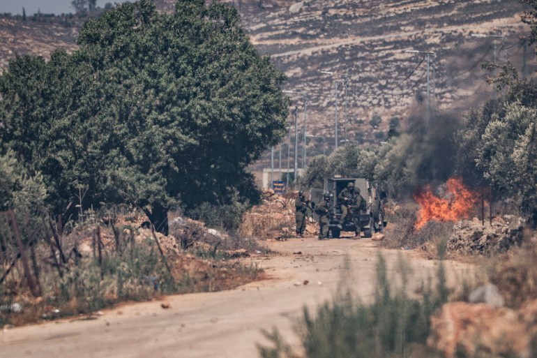 مستوطنون يقيمون بؤرة بالخليل ويعتدون على فلسطينيين برام الله