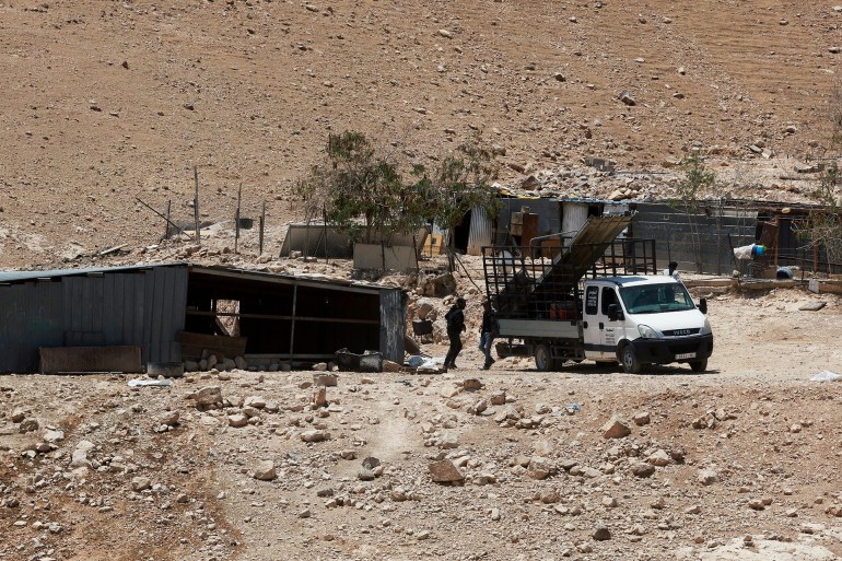 مستوطنون يجبرون 70 عائلة فلسطينية قرب أريحا على الرحيل