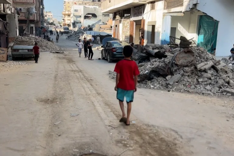 من شدة الجوع.. محمد أكل الرمل بدل الخبز في غزة