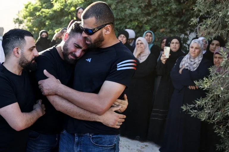 شهيد في نابلس متأثرا بجراحه والاحتلال يعتقل 30 فلسطينيا بالضفة
