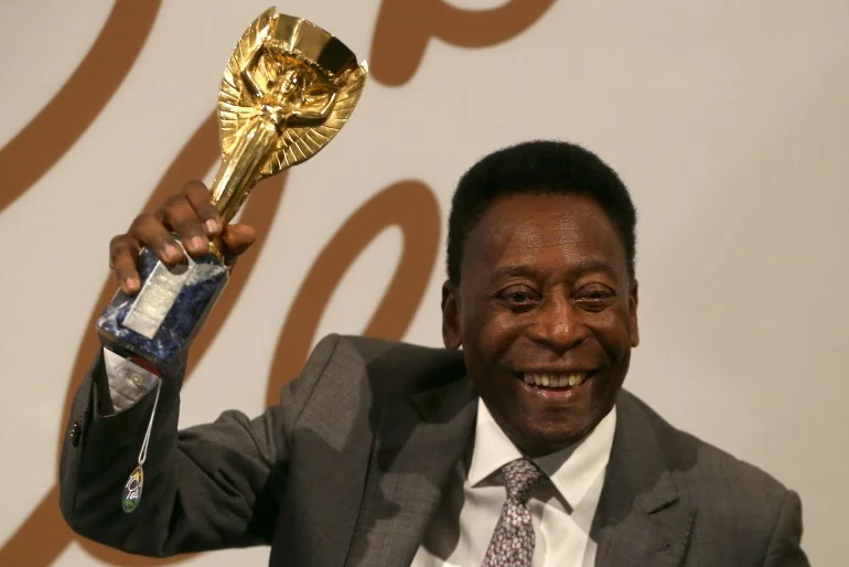كرة القدم كيف يمكن أن تكون بهجة الشعوب وجوهرة الفنون؟! كرة القدم كيف يمكن أن تكون بهجة الشعوب وجوهرة الفنون؟!