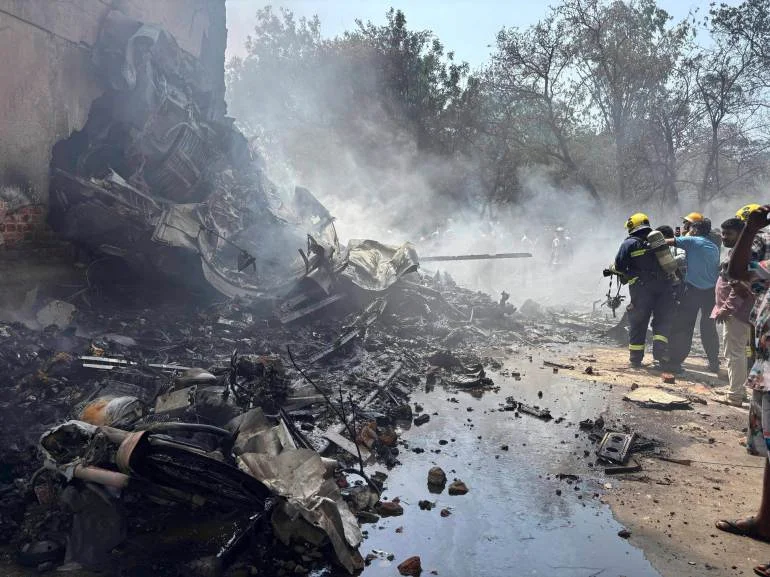 تحقيق أولي: إيقاف مفاتيح الوقود بالطائرة الهندية المنكوبة وارتباك قمرة القيادة تحقيق أولي: إيقاف مفاتيح الوقود بالطائرة الهندية المنكوبة وارتباك قمرة القيادة