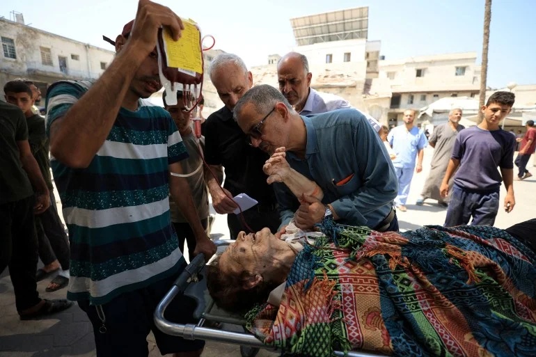 شهيدتان وإصابة كاهن بقصف إسرائيل الكنيسة الكاثوليكية في غزة