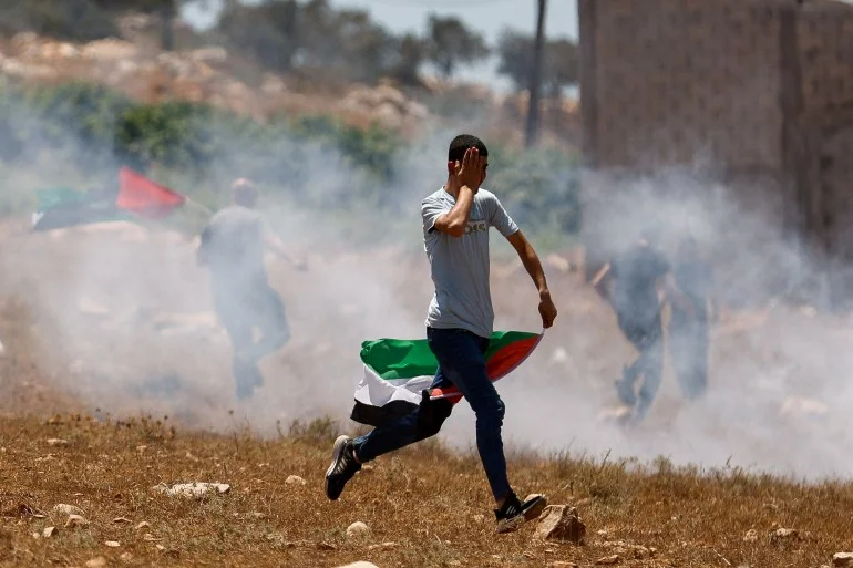 المستوطنون وجنود الاحتلال يعتدون على الفلسطينيين في الخليل وجنين ونابلس المستوطنون وجنود الاحتلال يعتدون على الفلسطينيين في الخليل وجنين ونابلس