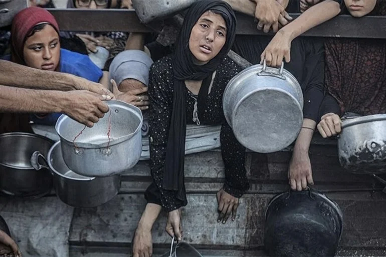 أطفال غزة بين الموت جوعا وأكل الرمال أطفال غزة بين الموت جوعا وأكل الرمال