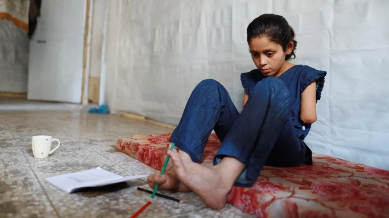 سارة طفلة بلا ذراعين ولا أب وتحلم بأن تصبح طبيبة في غزة سارة طفلة بلا ذراعين ولا أب وتحلم بأن تصبح طبيبة في غزة