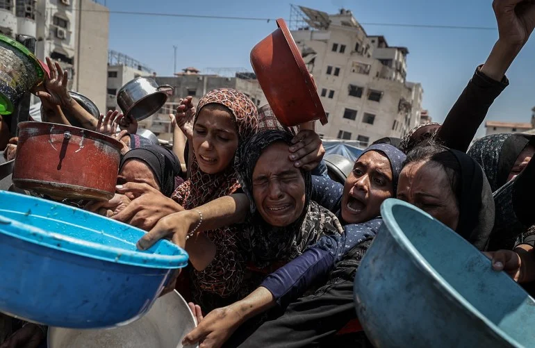 ما ما "منطقة الموت" التي يعبرها الغزيون من أجل الطحين؟