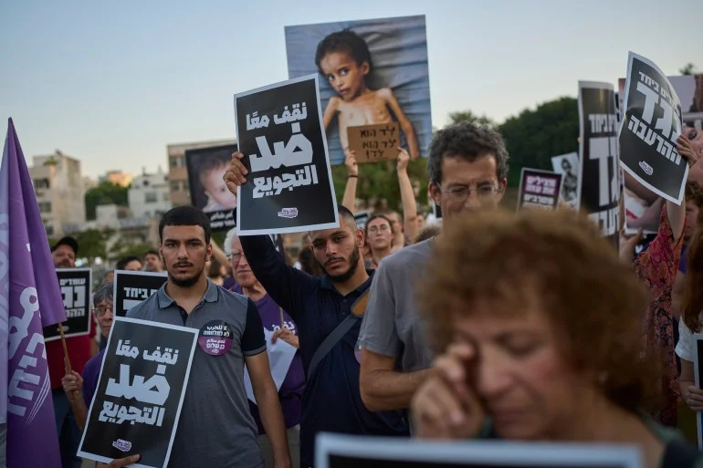 بالصور.. تجويع غزة يشعل غضبا عالميا ووقفة تنديد في تل أبيب بالصور.. تجويع غزة يشعل غضبا عالميا ووقفة تنديد في تل أبيب