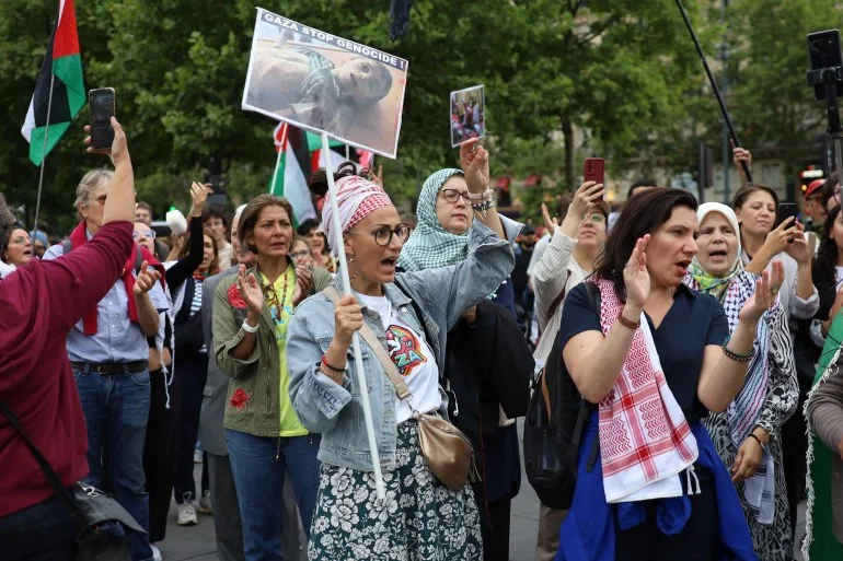 بالصور.. تجويع غزة يشعل غضبا عالميا ووقفة تنديد في تل أبيب بالصور.. تجويع غزة يشعل غضبا عالميا ووقفة تنديد في تل أبيب