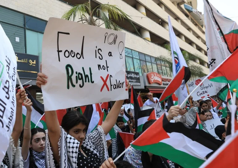 بالصور.. تجويع غزة يشعل غضبا عالميا ووقفة تنديد في تل أبيب بالصور.. تجويع غزة يشعل غضبا عالميا ووقفة تنديد في تل أبيب