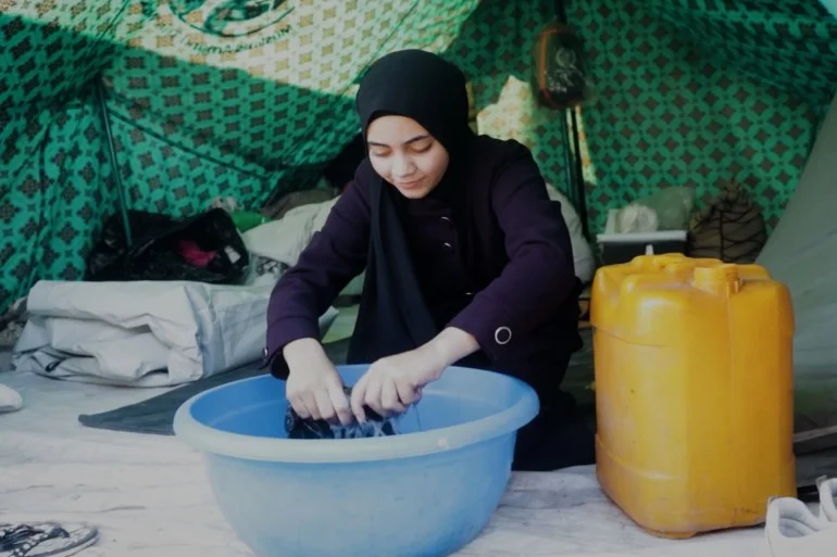 فقدت أمها وهربت من الموت.. الطفلة سجود تقود أسرتها بخيام غزة فقدت أمها وهربت من الموت.. الطفلة سجود تقود أسرتها بخيام غزة
