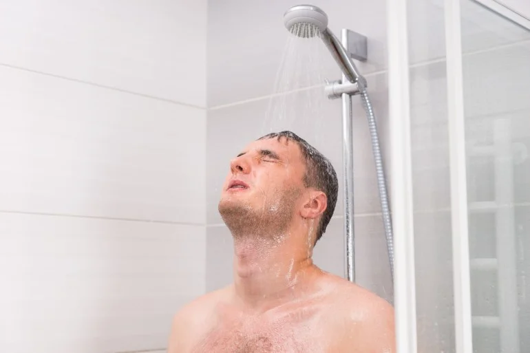 بالماء الساخن أم البارد؟ ما درجة الحرارة المثلى للاستحمام؟