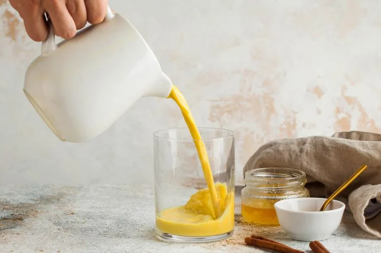 حليب القمر.. مشروب سحري للاسترخاء والنوم العميق