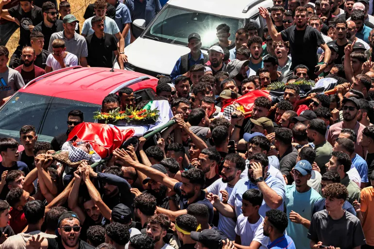 الآلاف يشيعون شهيدين اغتالهما مستوطنون بالضفة شهيدين اغتالهما مستوطنون