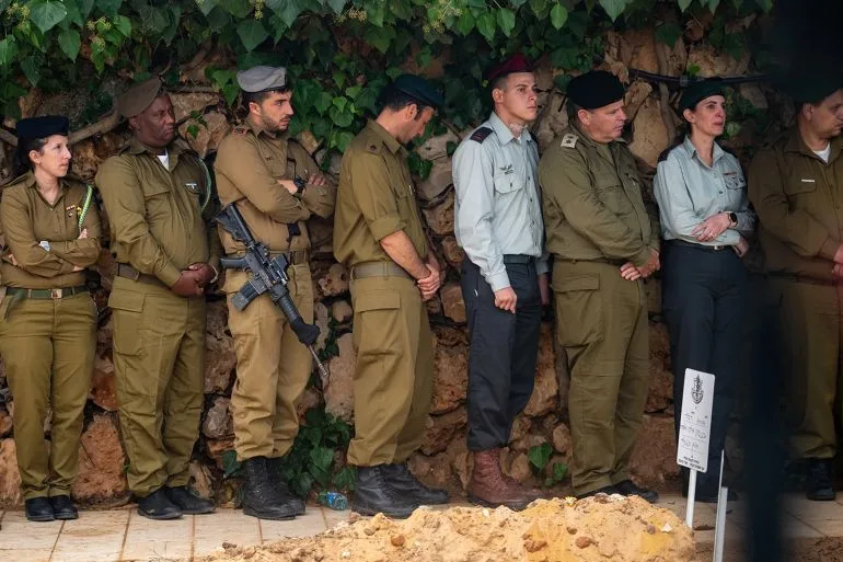 ملاحقة قناص إسرائيلي