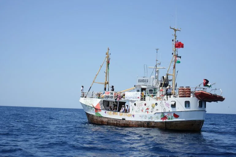 ناشطون أميركيون وفرنسيون على متن "حنظلة" يطالبون حكوماتهم بحماية السفينة حنظلة قطاع غزة