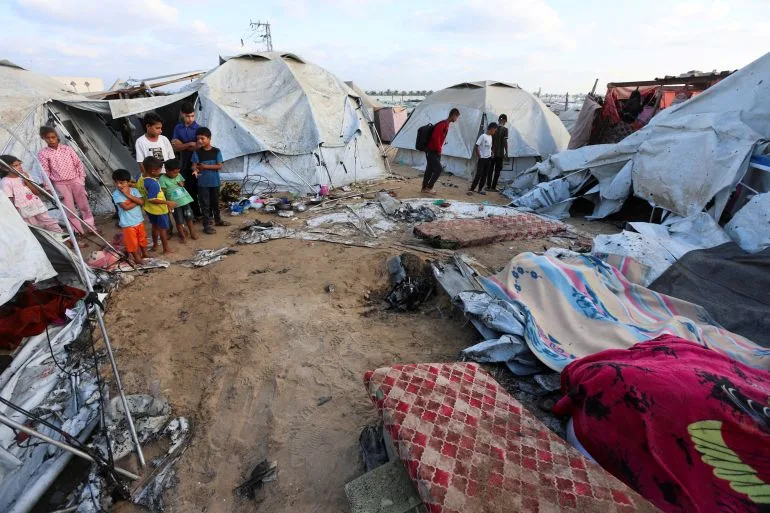 الاحتلال يقصف خيام نازحين بغزة واتهامات أممية بمواصلة قتل المجوّعين