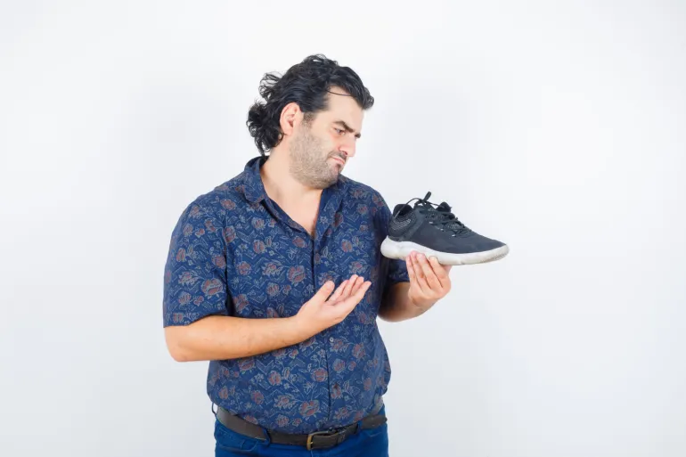 وداعا للرائحة الكريهة.. دليلك العملي للتخلص من روائح الأحذية نهائيا